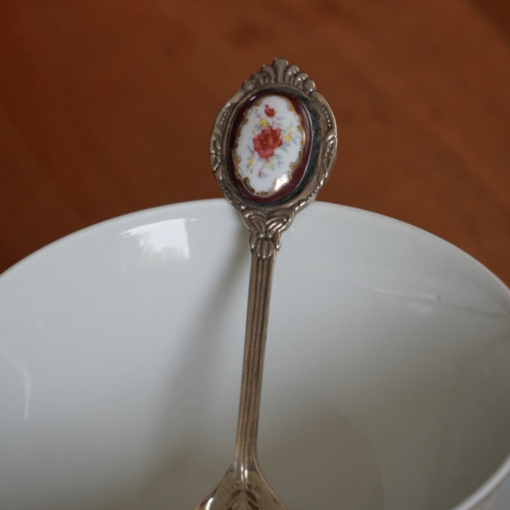 Cuillère à thé "Jane" en métal avec son médaillon en porcelaine fleuri Royal Albert