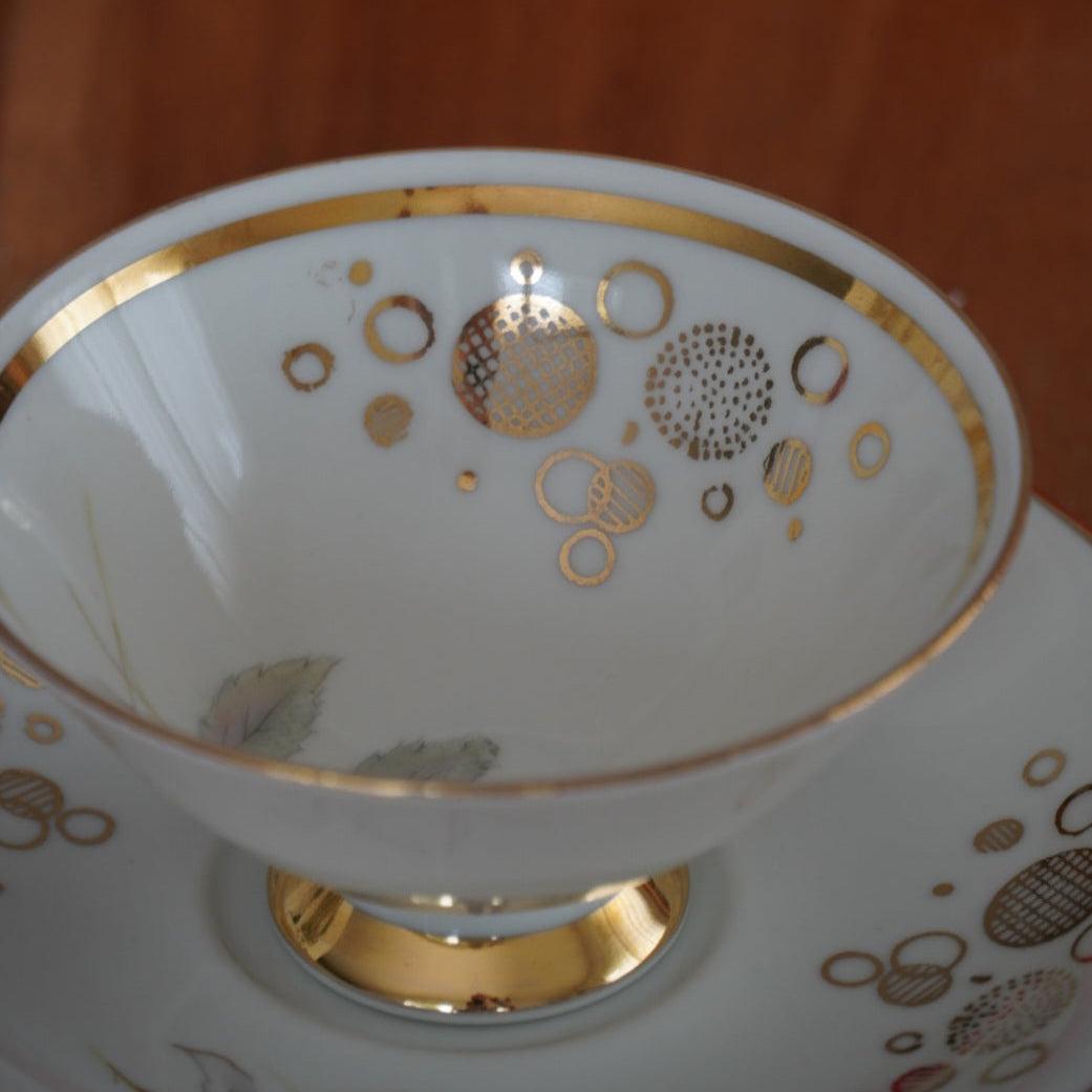 Tasse "Heidi" en porcelaine allemande sur pied fleurie et dorée Bavaria Schirnding Qualitäts-Porzellan