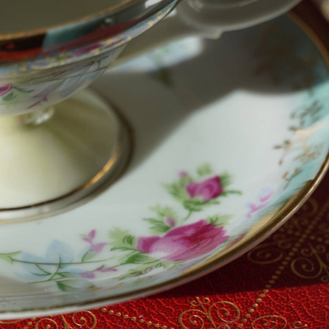 Tasses en porcelaine irisées vintage sur pieds (Lot de 2)