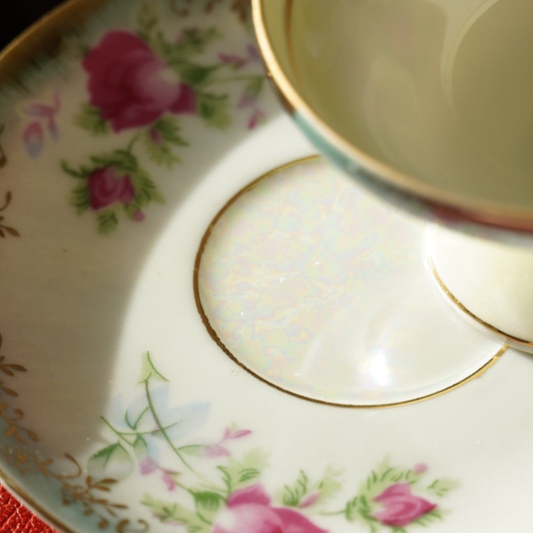 Tasses en porcelaine irisées vintage sur pieds (Lot de 2)