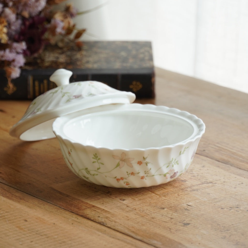 Sucrier "Margery" en porcelaine anglaise torsadée et fleurie Wedgwood modèle Campion