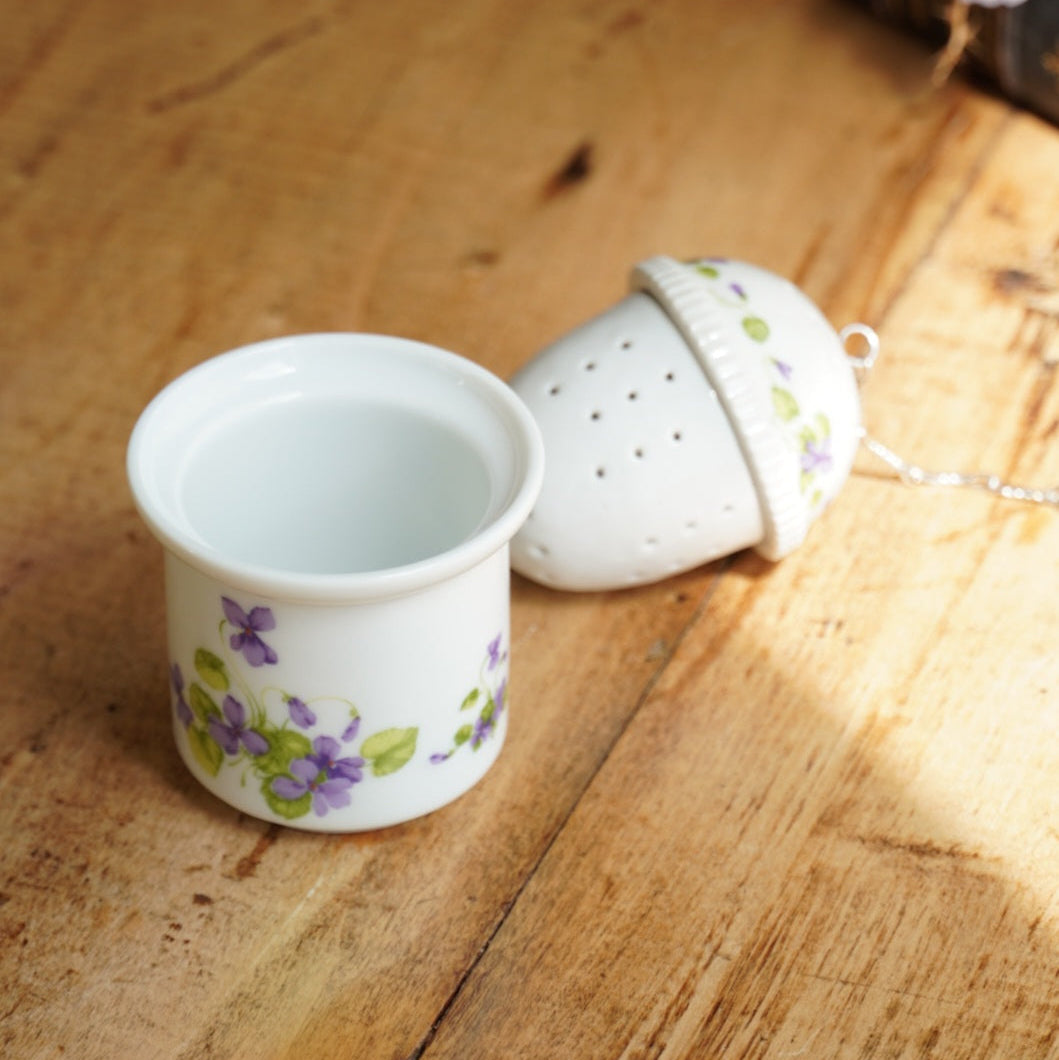 Boule à thé "Ianthe" et support en porcelaine allemande fleurie Kaiser