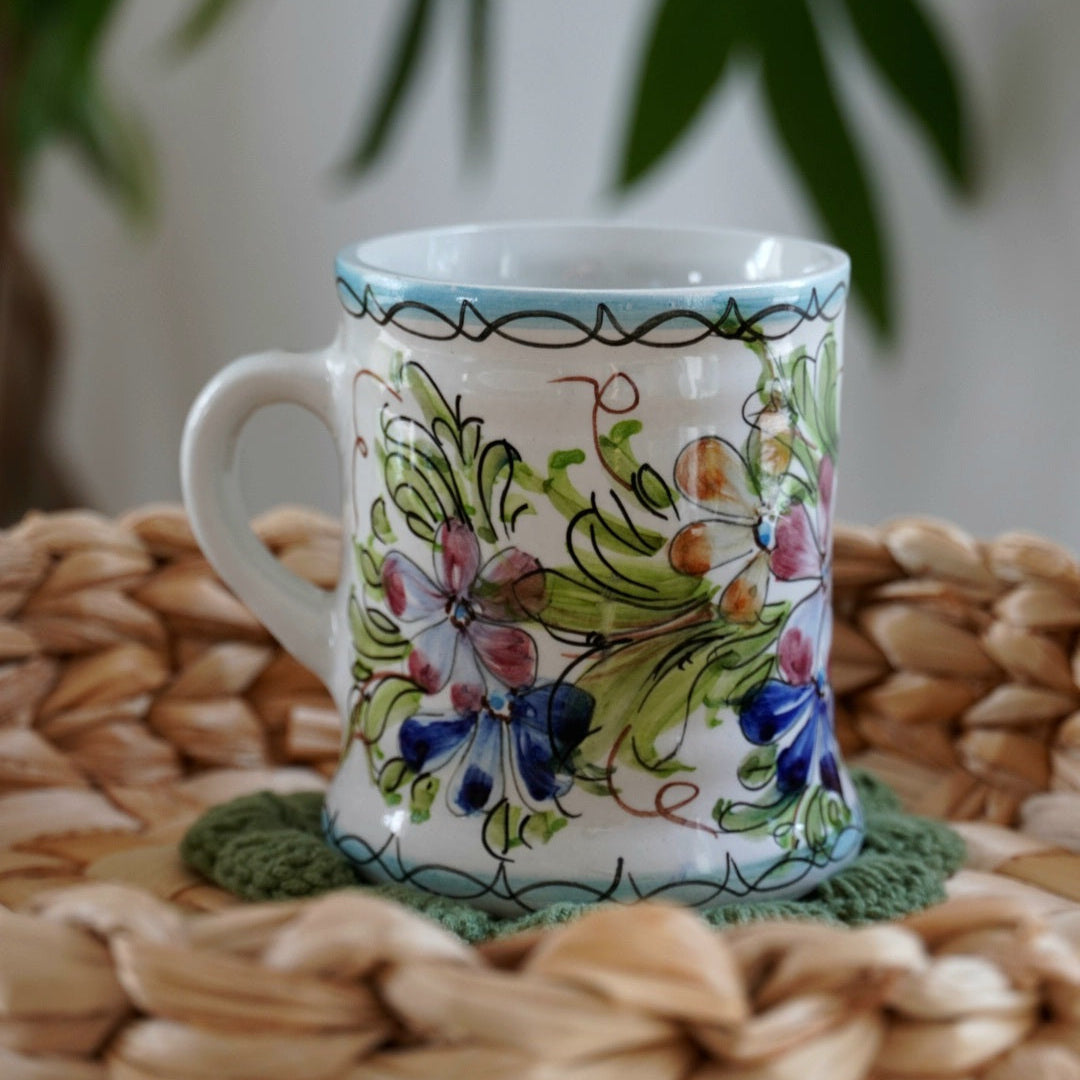 Tasse ”Estela” en porcelaine portugaise fleurie peinte à la main
