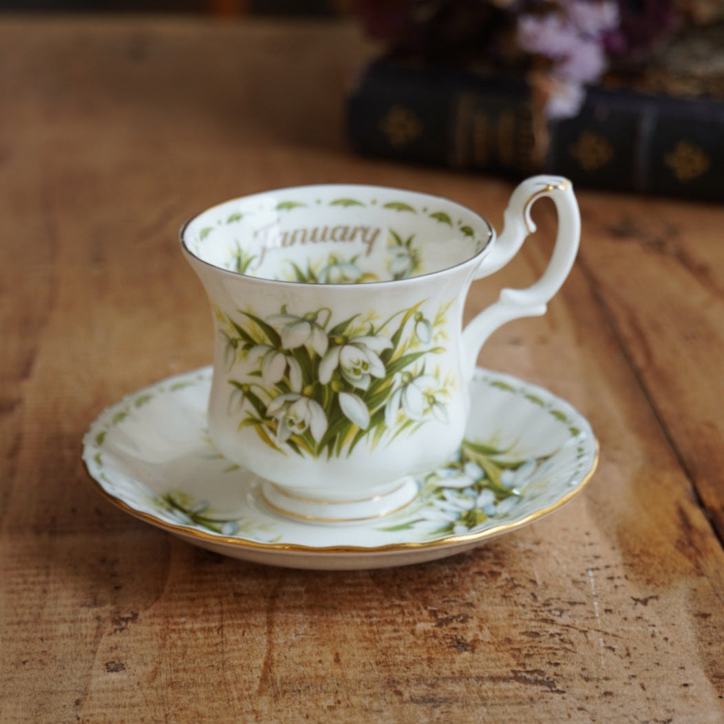 Petite tasse "January" en porcelaine anglaise fleurie et dorée du mois de Janvier Royal Albert