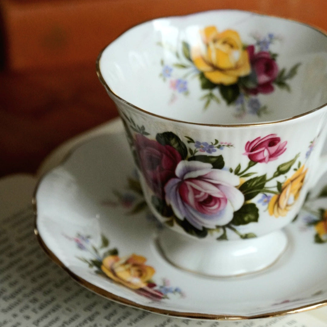 Tasse "Betty" en porcelaine anglaise Royal Albert fleurie