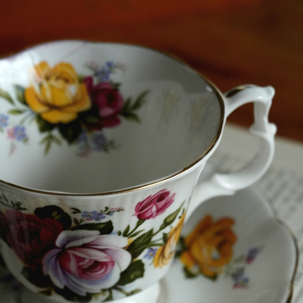 Tasse "Betty" en porcelaine anglaise Royal Albert fleurie