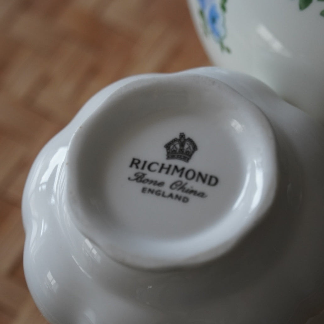 Petit service "Harry" en porcelaine anglaise fleurie et dorée Richmond