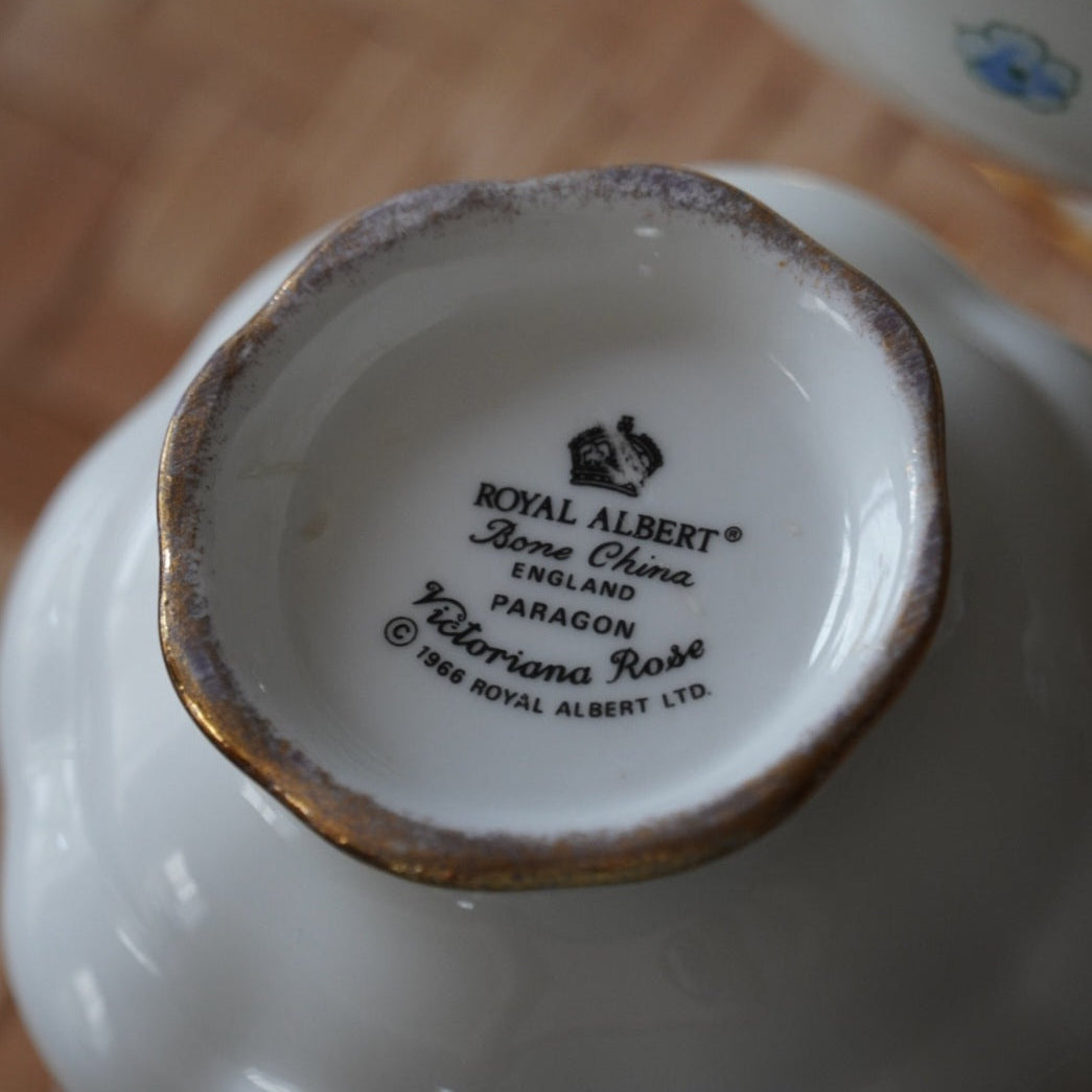 Tasse "Victoriana" en porcelaine anglaise fleurie et dorée Paragon x Royal Albert modèle Victoriana Rose