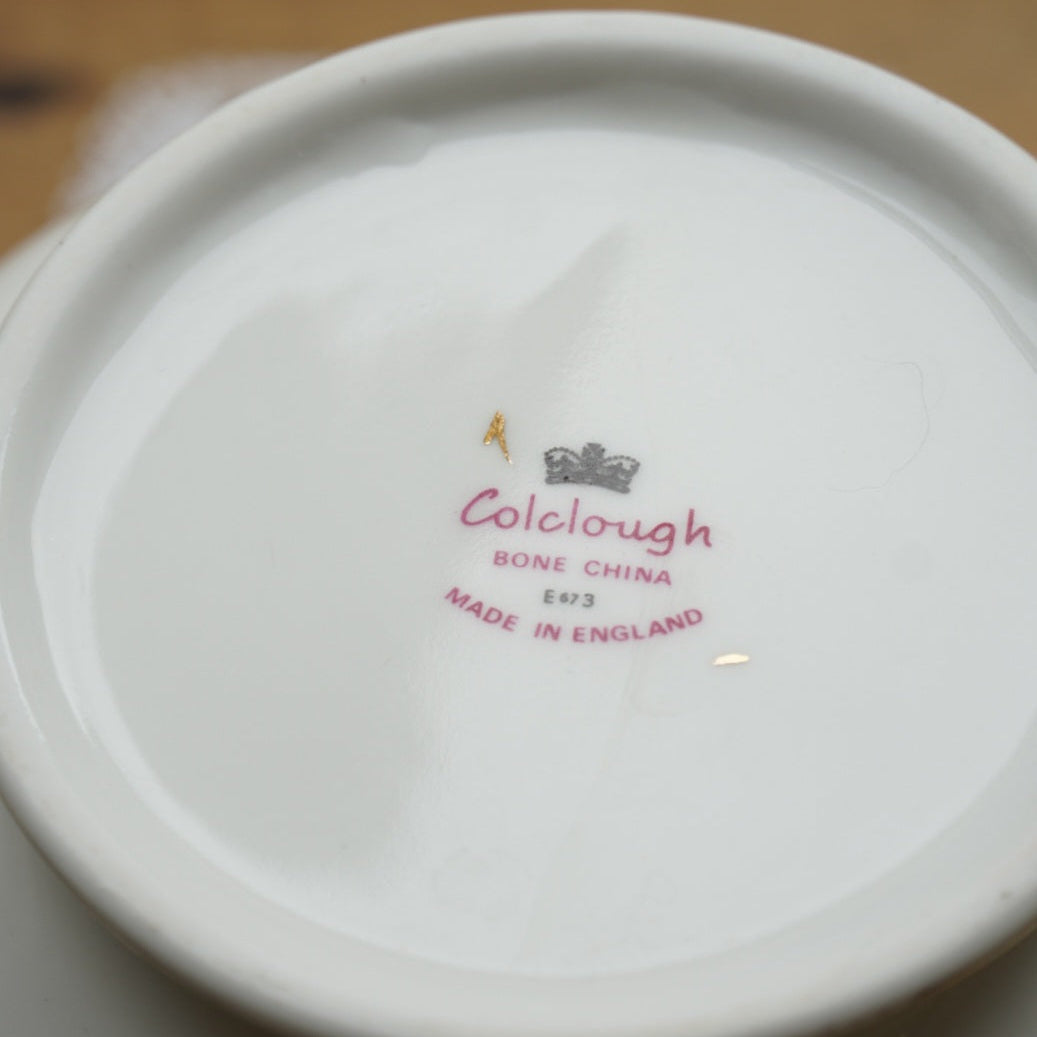Théière "Hayley" en porcelaine anglaise fleurie et dorée Colclough