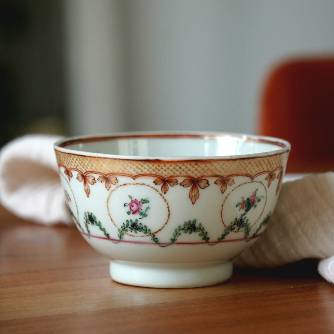 Petite tasse "Eglantine" en porcelaine fleurie et décorée