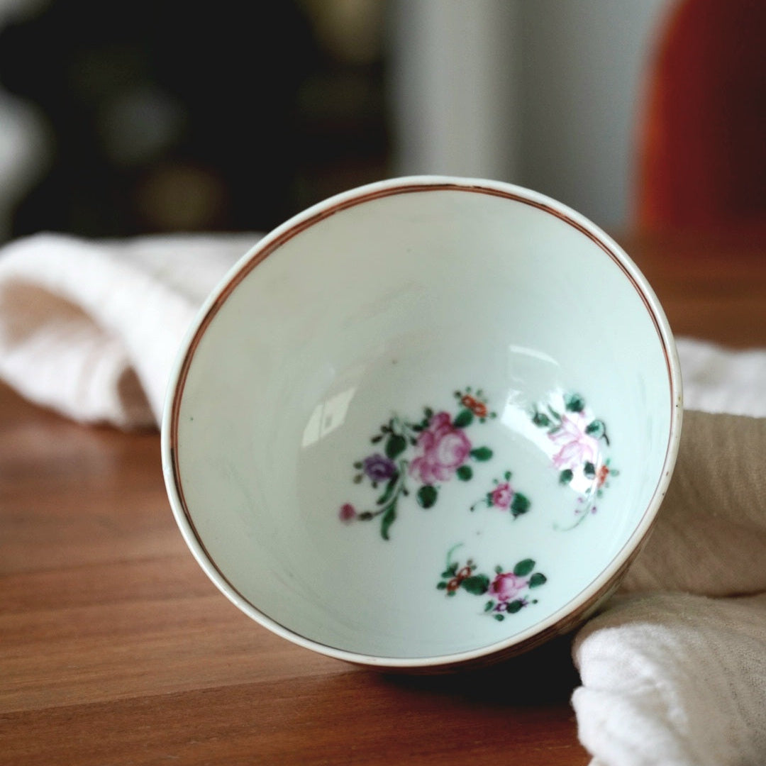 Petite tasse "Eglantine" en porcelaine fleurie et décorée