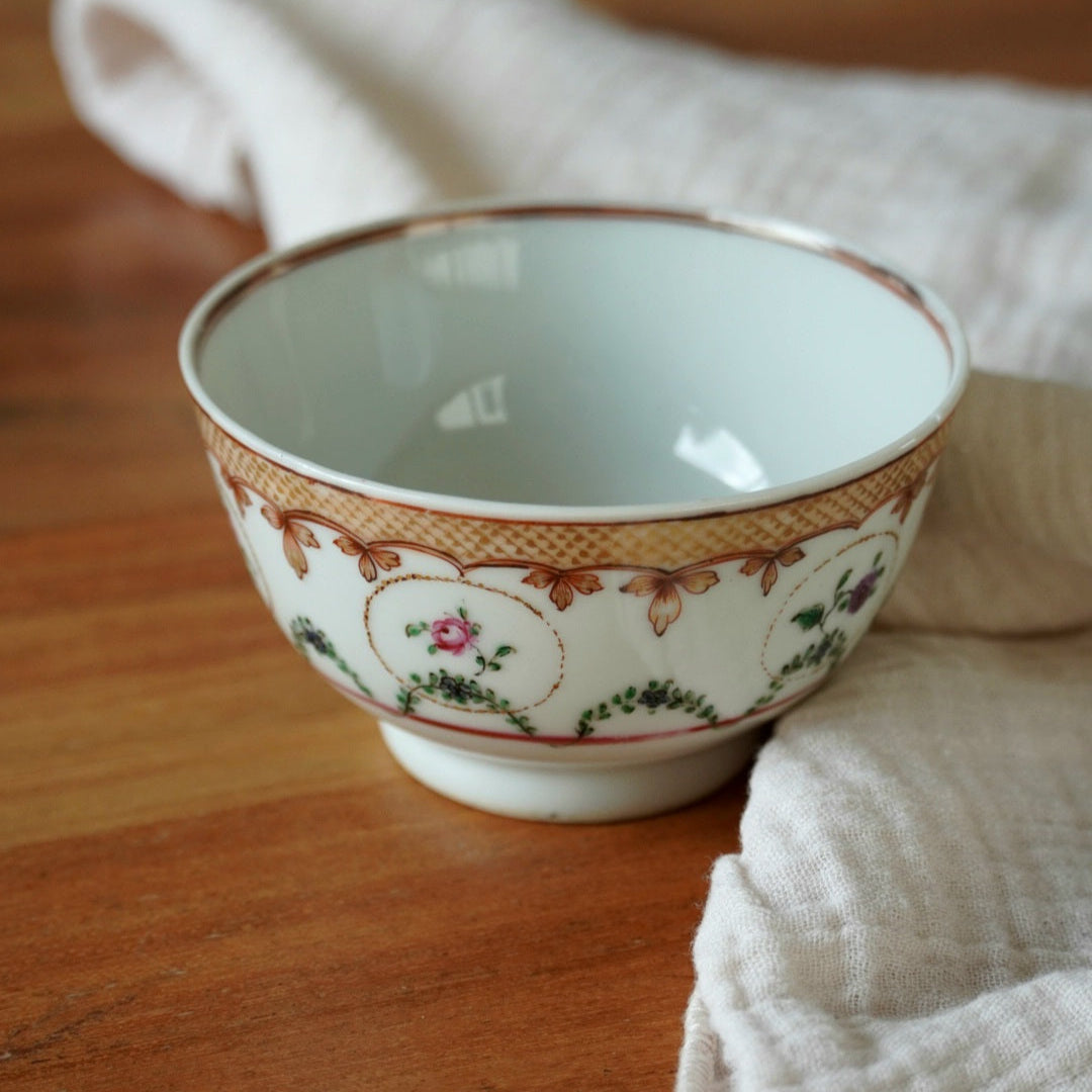 Petite tasse "Eglantine" en porcelaine fleurie et décorée