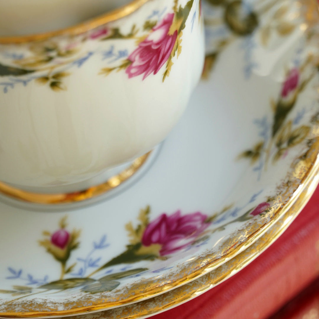 Tête à tête "Agata" de tasses en porcelaine polonaise fleurie et dorée Chodziez