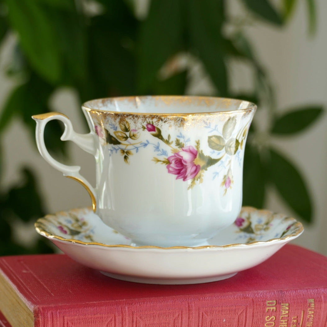 Tête à tête "Agata" de tasses en porcelaine polonaise fleurie et dorée Chodziez