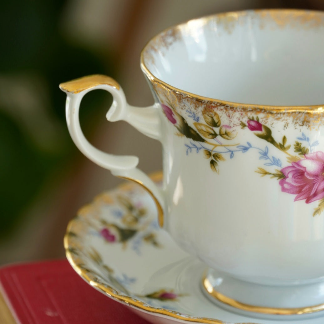 Tête à tête "Agata" de tasses en porcelaine polonaise fleurie et dorée Chodziez