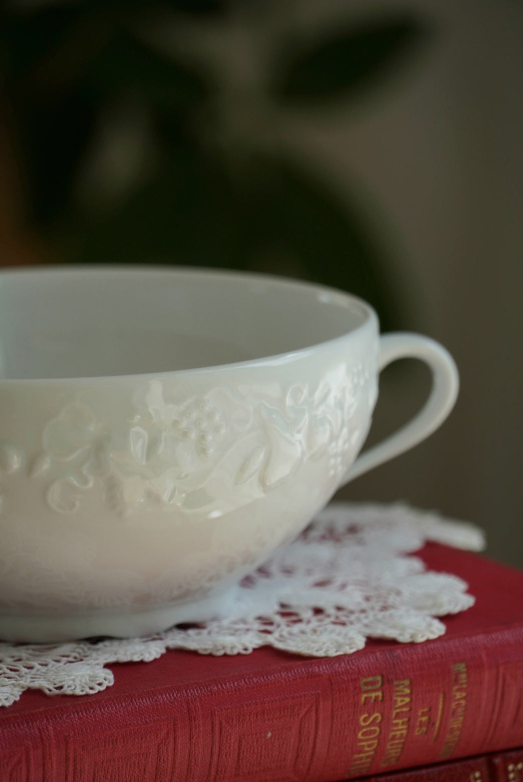 Tasse "Gisèle" à deux anses en porcelaine de Limoges aux reliefs végétaux et fruités