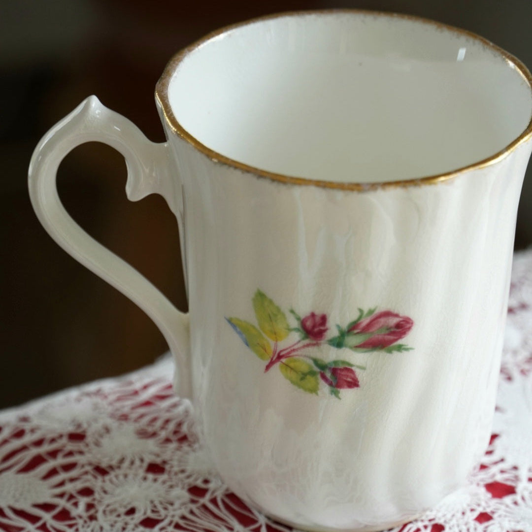 Tasse "Erin" en porcelaine anglaise fleurie et dorée Florence Collectables
