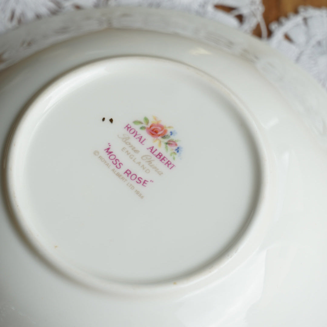 Tasse "Rosie" avec son assiette à gâteau et sa grande assiette en porcelaine anglaise fleurie et dorée Royal Albert modèle Moss Rose