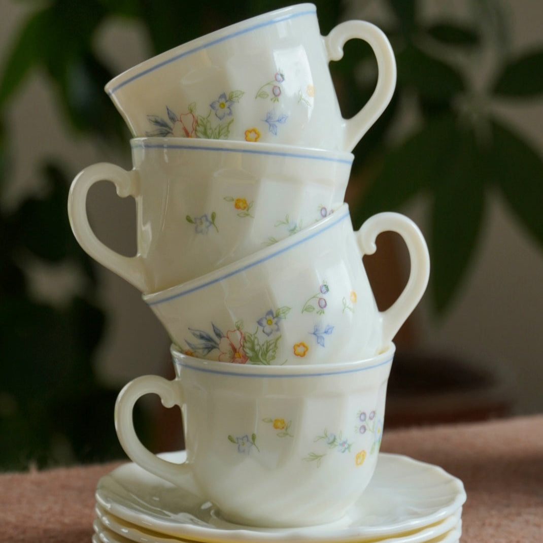 Tasses "Marcelle" en verre laiteux arcopal fleurie des années 70 (lot de 4)