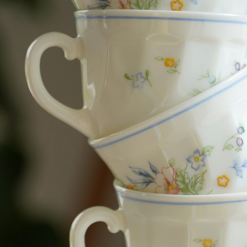 Tasses "Marcelle" en verre laiteux arcopal fleurie des années 70 (lot de 4)