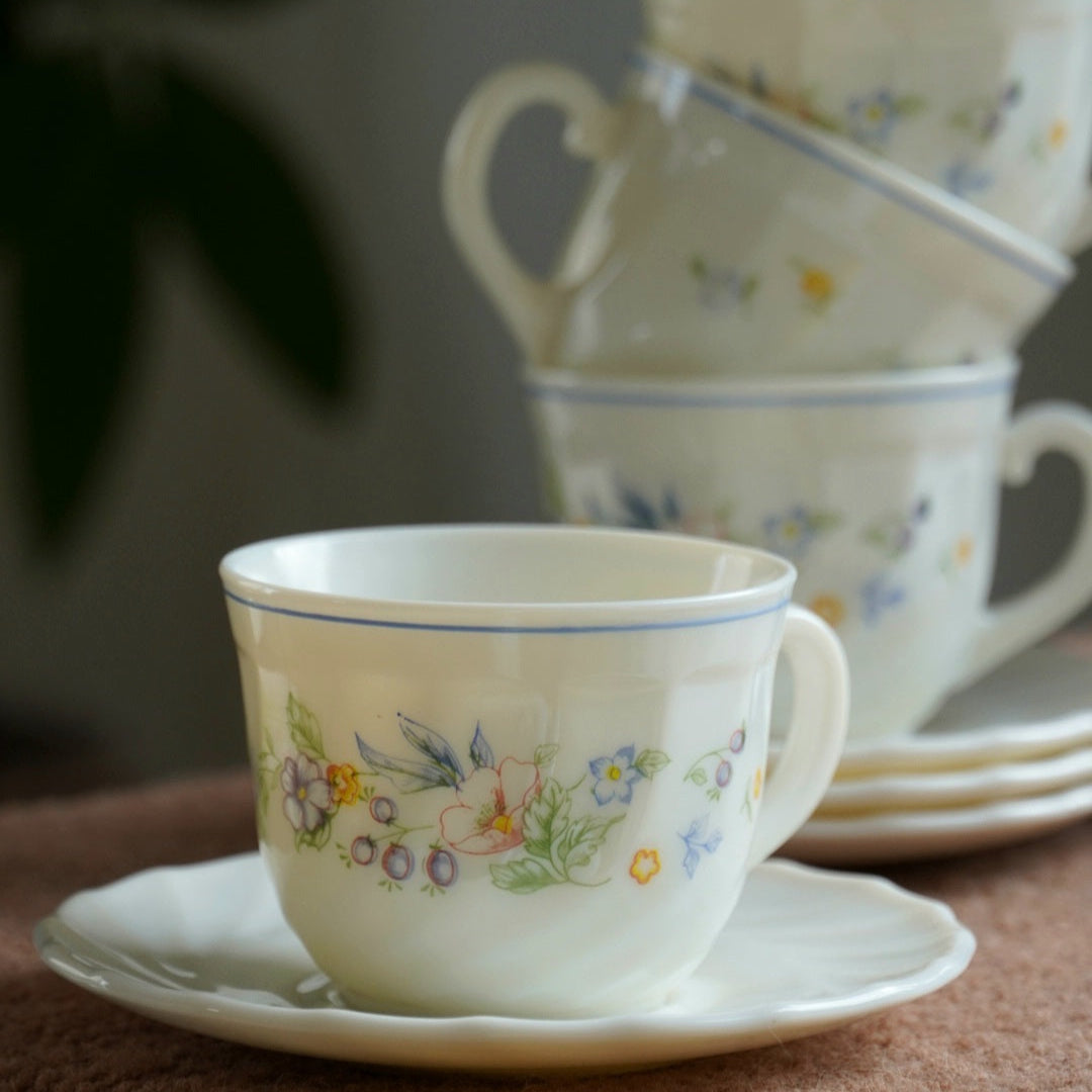 Tasses "Marcelle" en verre laiteux arcopal fleurie des années 70 (lot de 4)
