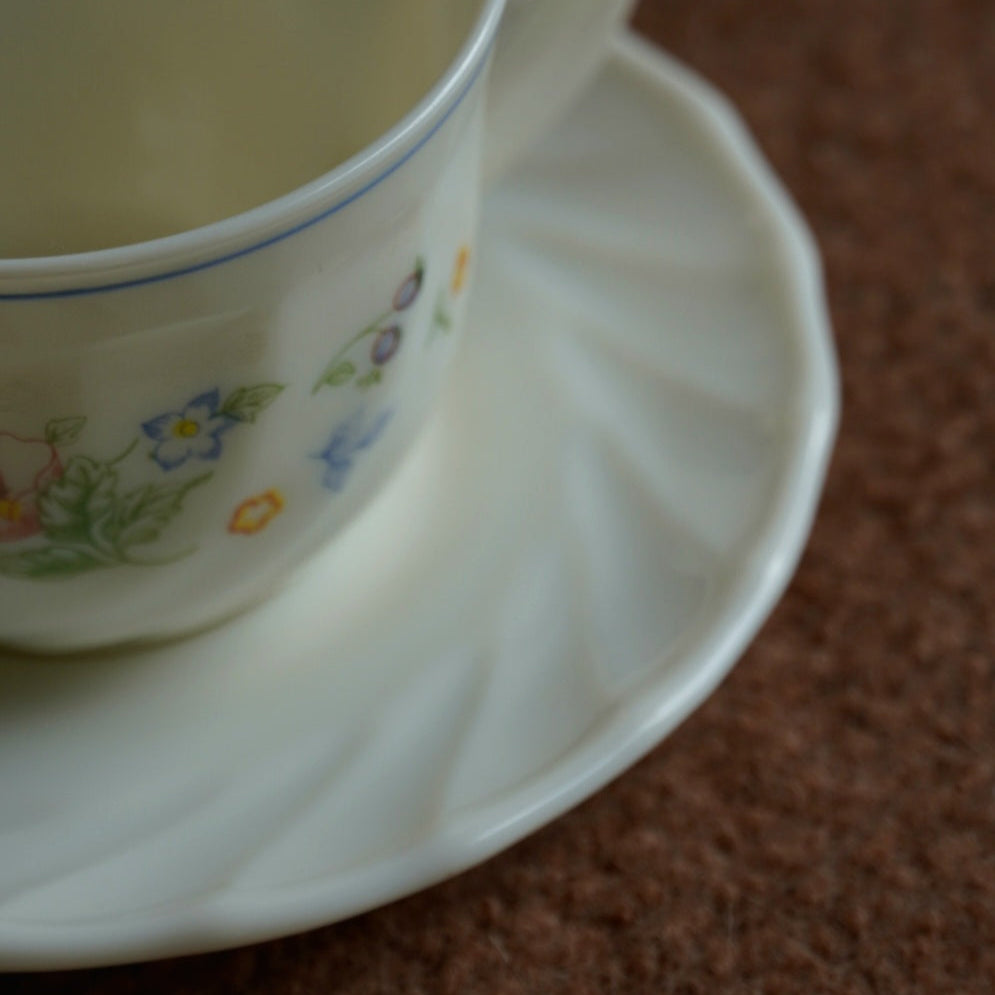 Tasses "Marcelle" en verre laiteux arcopal fleurie des années 70 (lot de 4)