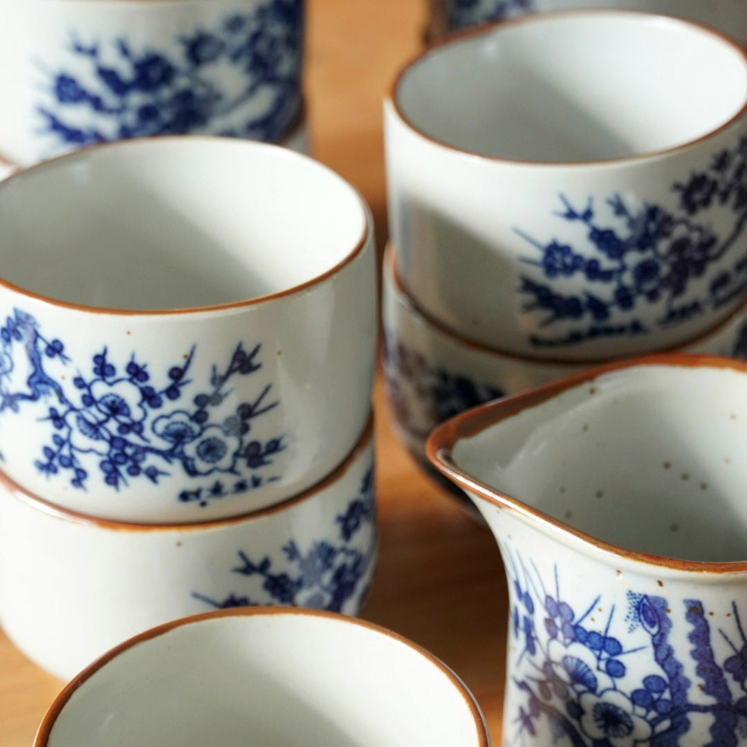 Tasses "Mei" en grés aux motifs bleutés avec son pot à lait (lot de 13)