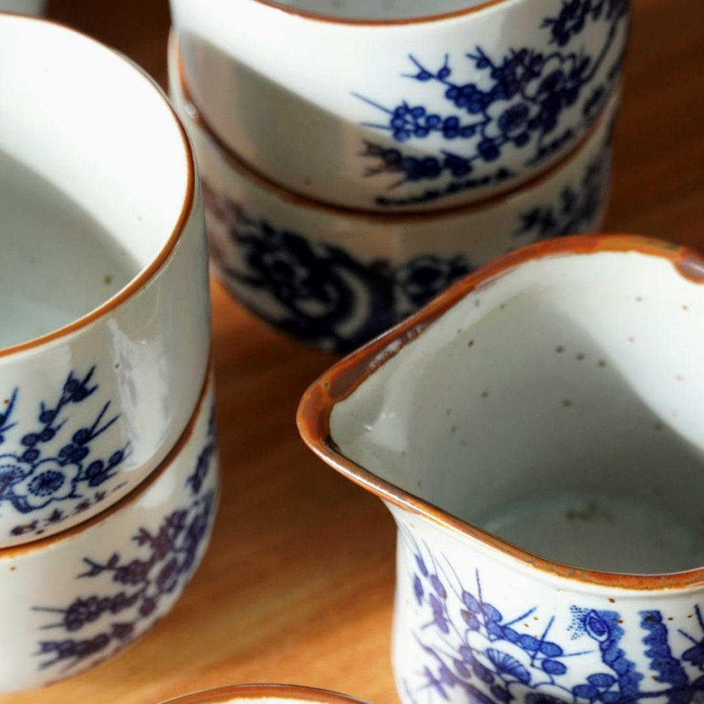 Tasses "Mei" en grés aux motifs bleutés avec son pot à lait (lot de 13)