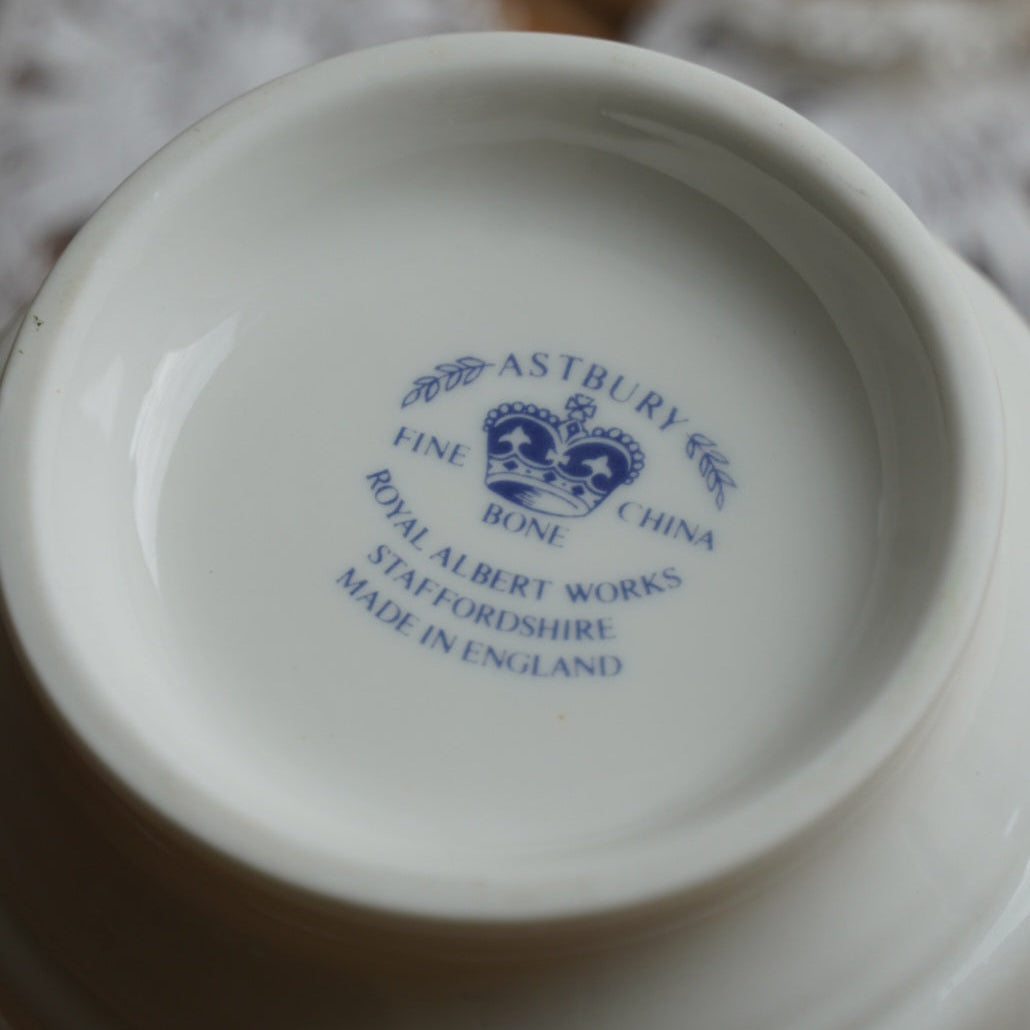 Mug "Rosaline" en porcelaine anglaise fleurie Astbury Royal Albert Works