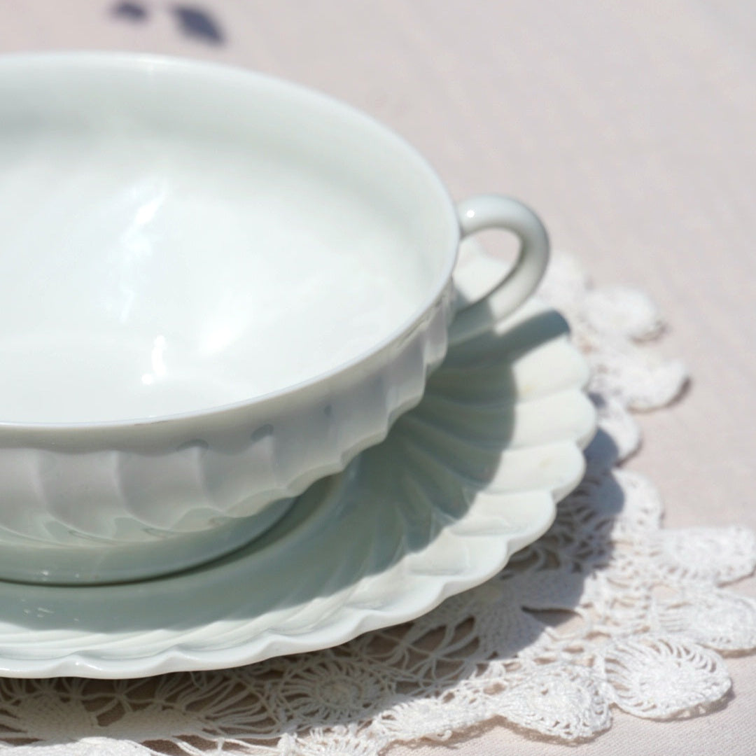 Tasse "Donna" à deux anses en porcelaine de Limoges Haviland