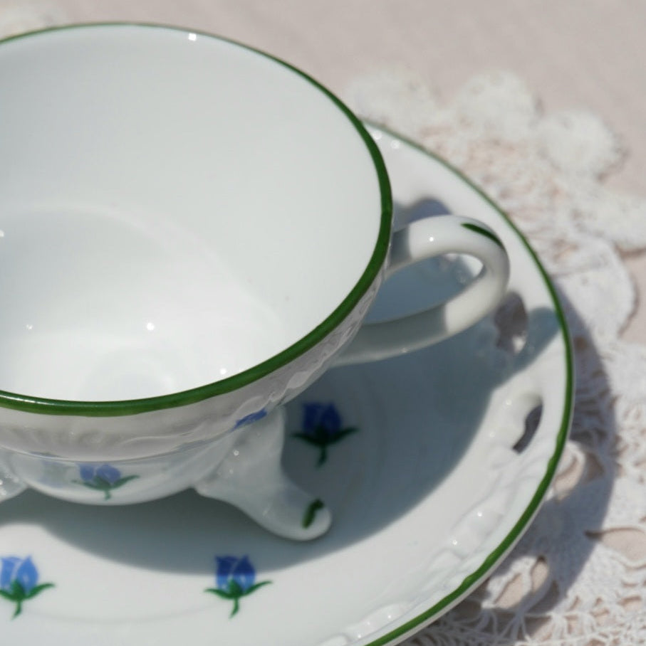 Tasse "Tulipe" à 3 pieds en porcelaine fleurie