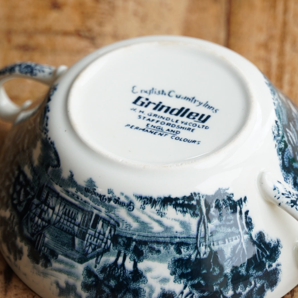 Tasse à 2 anses "Cheryl" en céramique anglaise aux motifs paysages bleutés W. H. Grindley modèle English Country Inn
