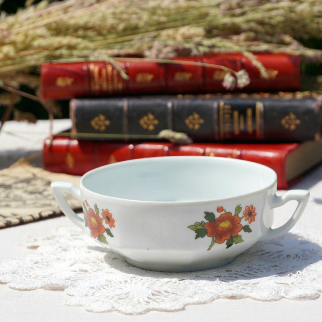 Tasse "Germaine" à deux anses fleurie en porcelaine de Limoges Claude Brachel