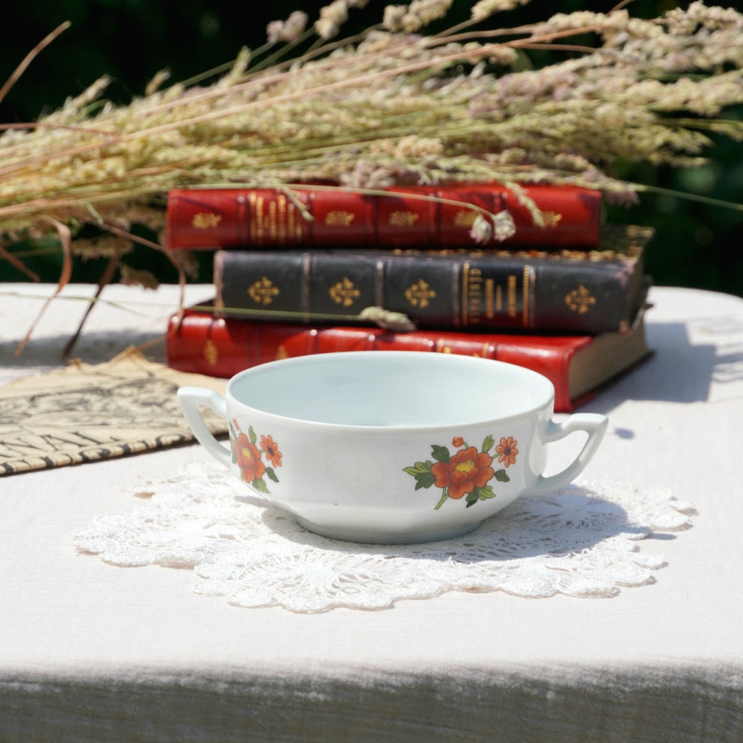 Tasse "Germaine" à deux anses fleurie en porcelaine de Limoges Claude Brachel