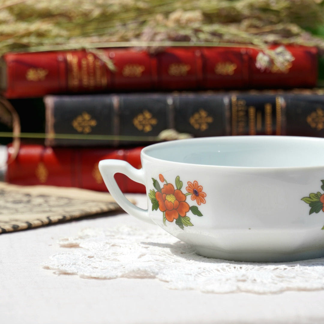 Tasse "Germaine" à deux anses fleurie en porcelaine de Limoges Claude Brachel