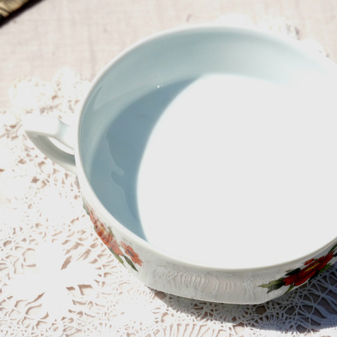 Tasse "Germaine" à deux anses fleurie en porcelaine de Limoges Claude Brachel