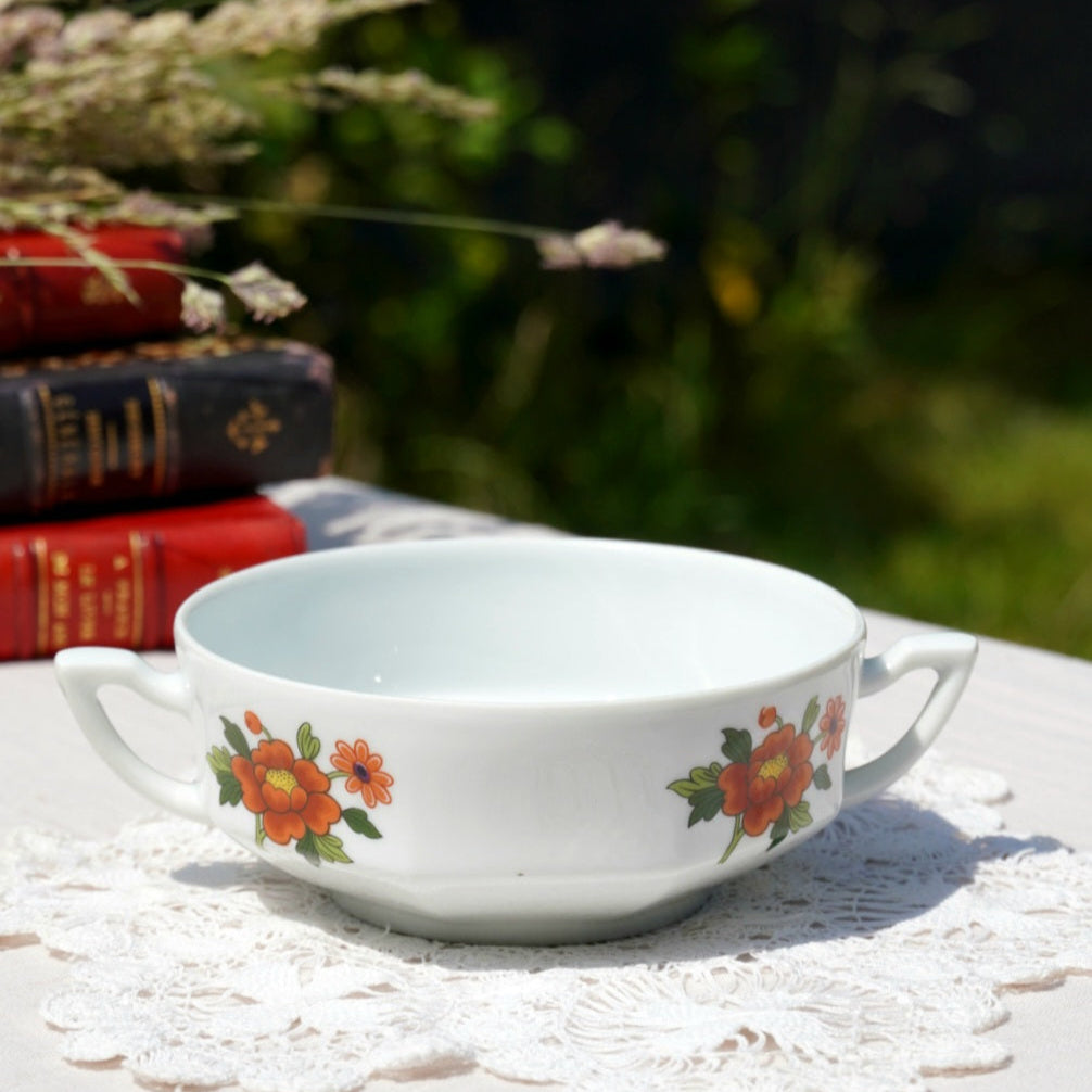 Tasse "Germaine" à deux anses fleurie en porcelaine de Limoges Claude Brachel