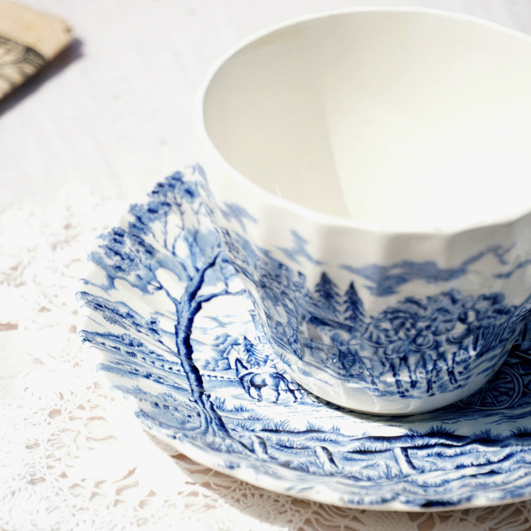 Tasse "Ethel" en céramique anglaise aux motifs bleutés
