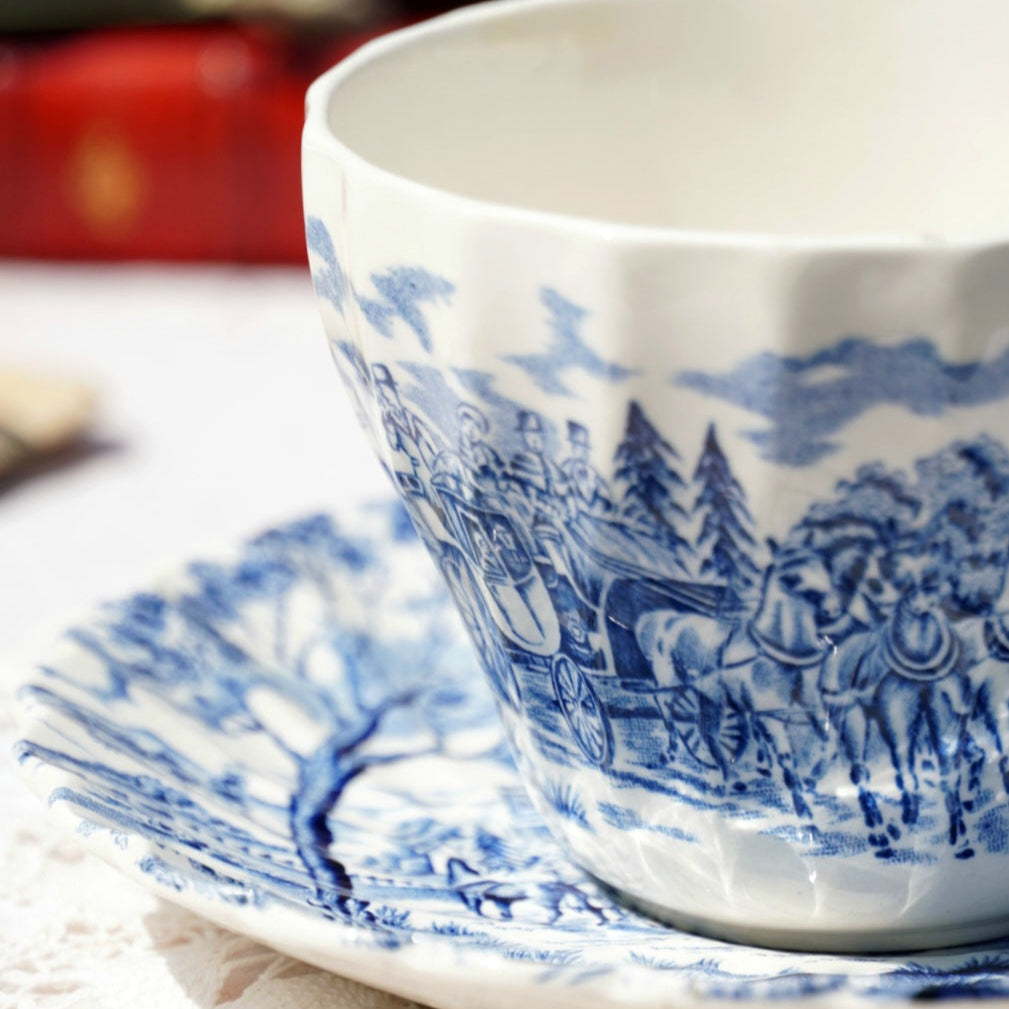 Tasse "Ethel" en céramique anglaise aux motifs bleutés