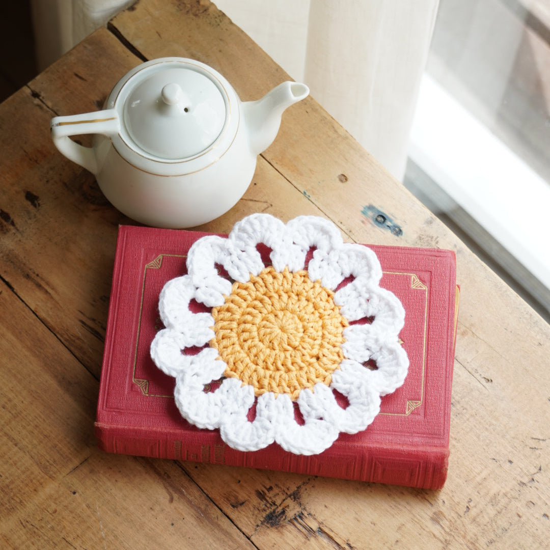 Sous-tasse "Marguerite" en crochet en forme de fleur au coeur jaune et pétales blanches