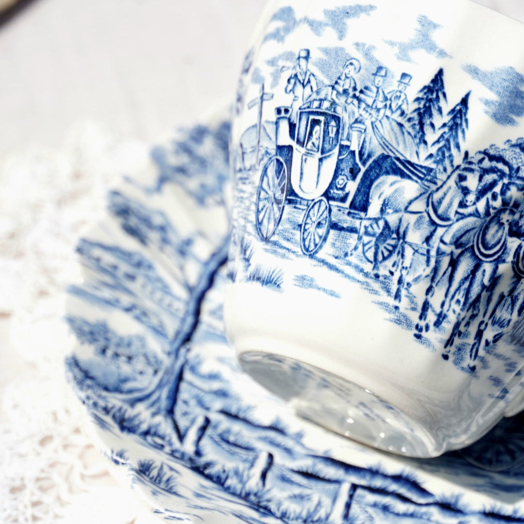 Tasse "Ethel" en céramique anglaise aux motifs bleutés