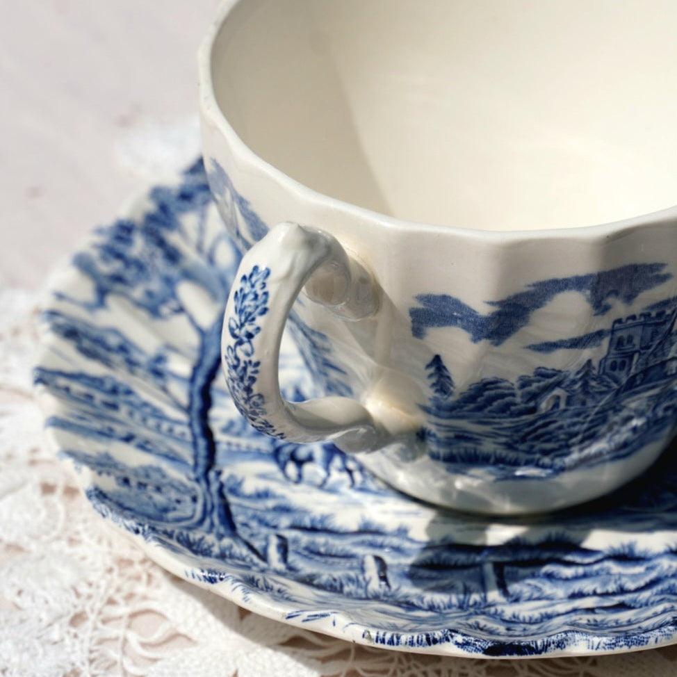 Tasse "Ethel" en céramique anglaise aux motifs bleutés