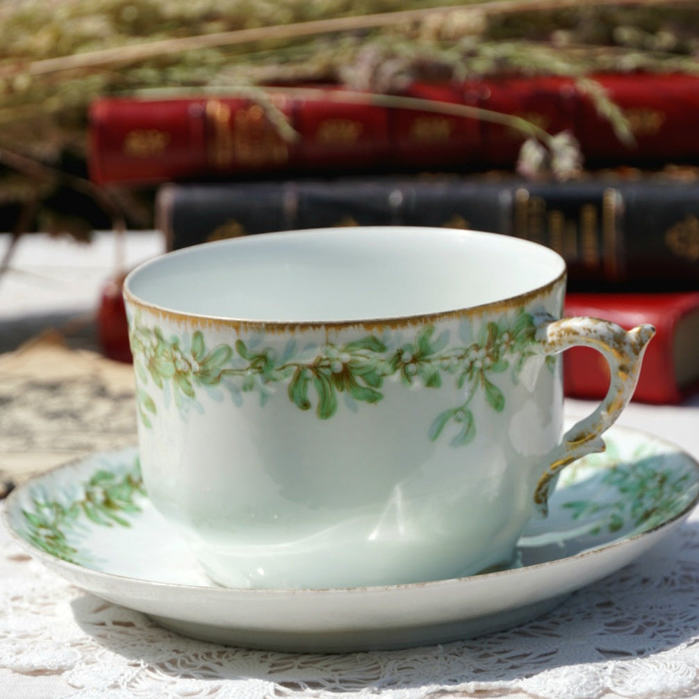 Grande tasse "Lilette" en porcelaine de Limoges dorée et aux motifs naturels