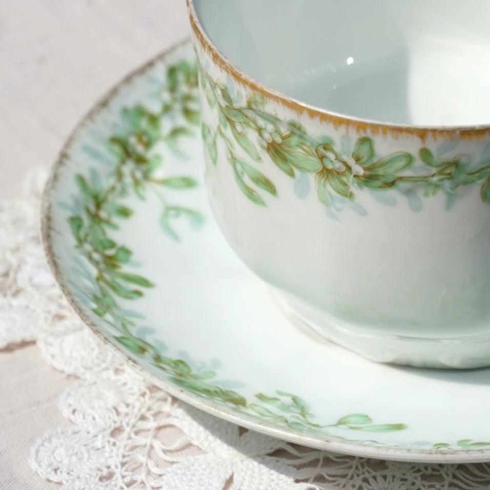 Grande tasse "Lilette" en porcelaine de Limoges dorée et aux motifs naturels