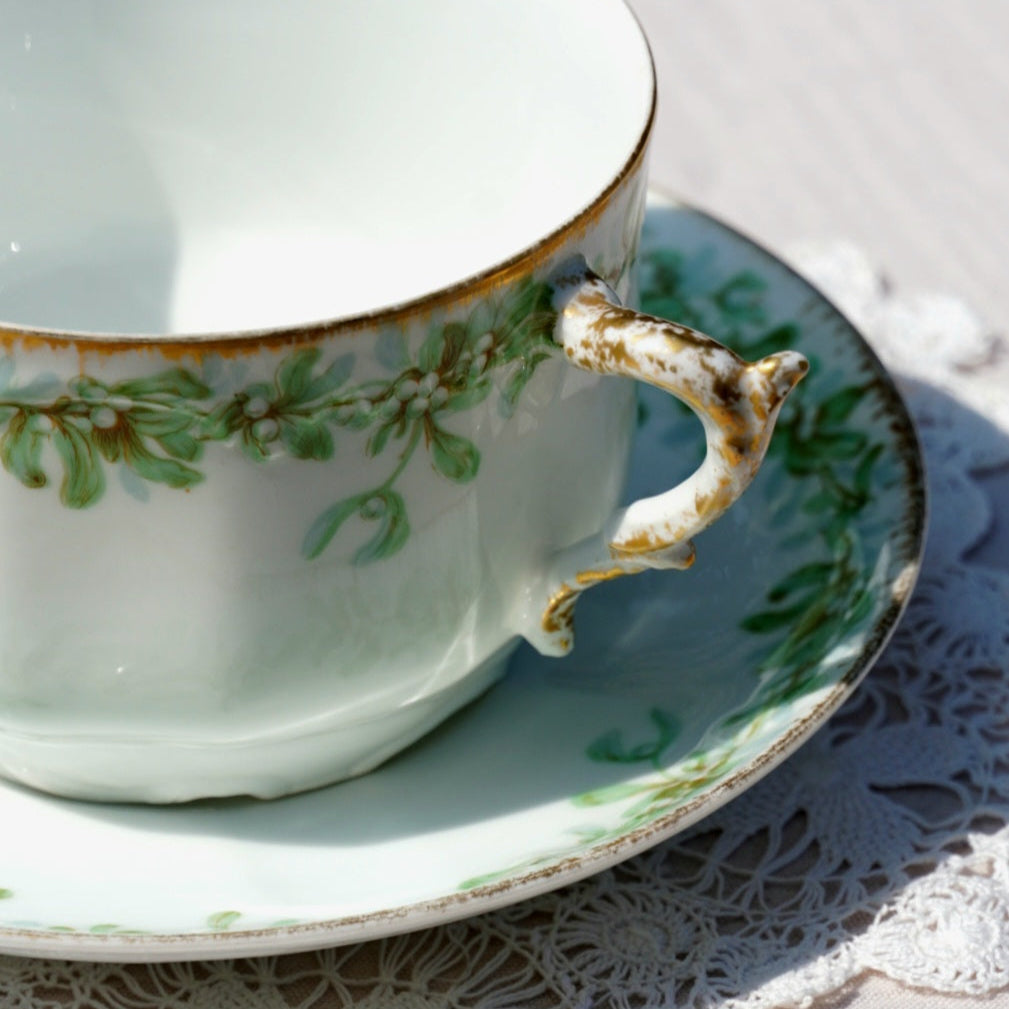 Grande tasse "Lilette" en porcelaine de Limoges dorée et aux motifs naturels