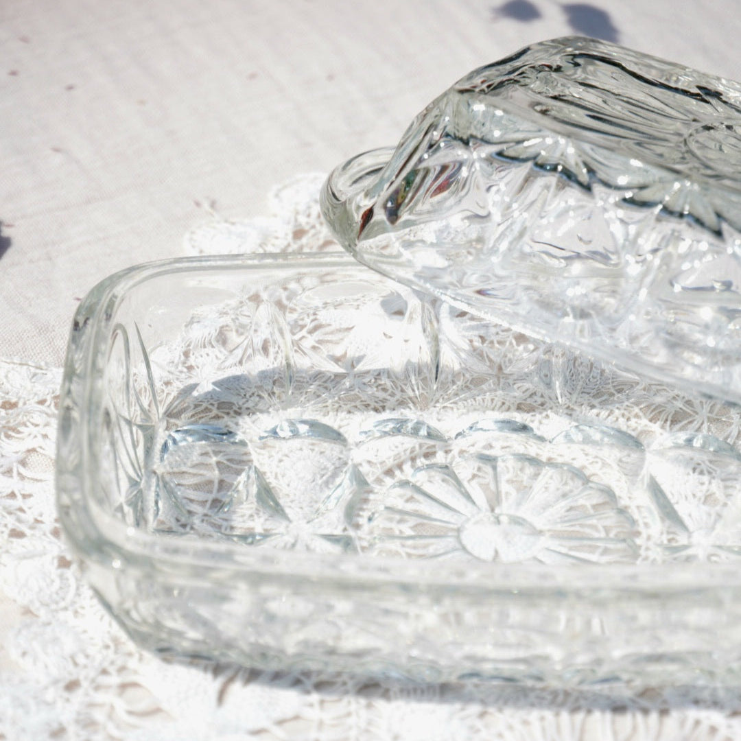 Beurrier "Javelin" en verre ciselé des années 70 de fabrication française