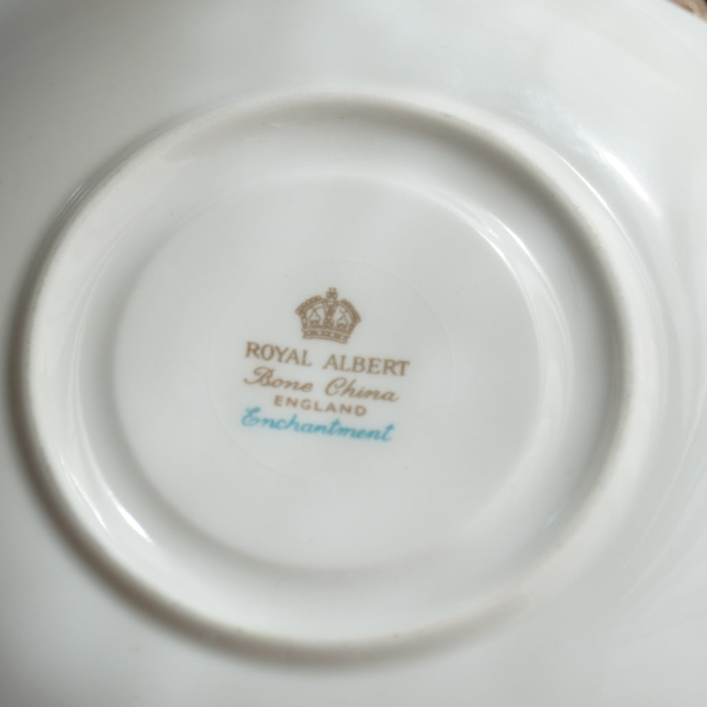 Petite tasse en porcelaine "Mary" en porcelaine anglaise fleurie et dorée Royal Albert modèle Enchantment