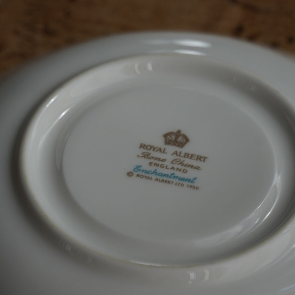 Tasse "Mary" en porcelaine anglaise fleurie et dorée Royal Albert modèle Enchantment