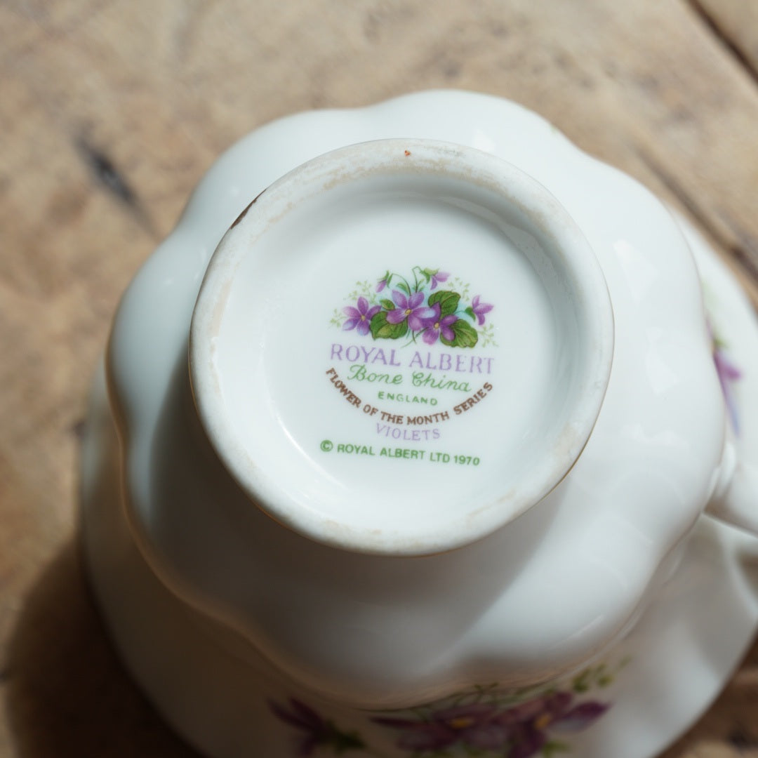 Tasse "February" en porcelaine anglaise fleurie et dorée du mois de Février Royal Albert