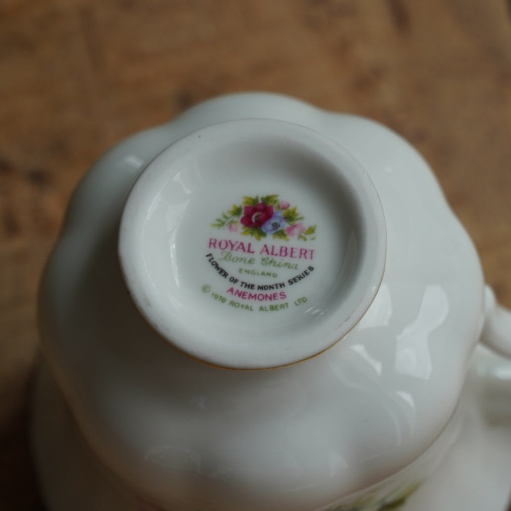 Petite tasse "March" en porcelaine anglaise fleurie et dorée du mois de Mars Royal Albert